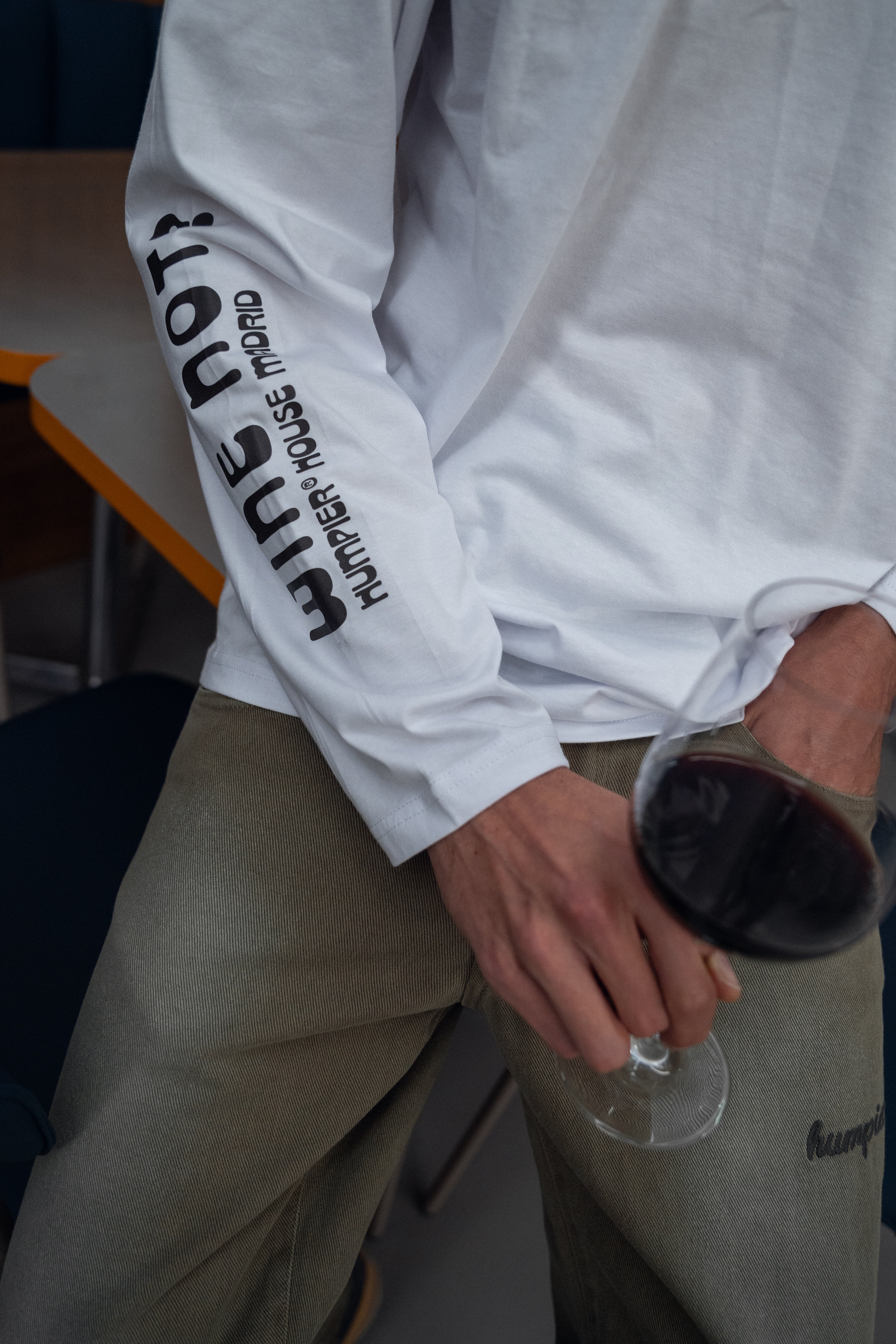 Camiseta manga larga Wine Not? Humpier Blanco / Pantalon Vaquero Nice Butt Humpier Washed Khaki